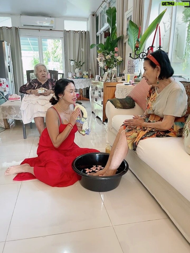 Mai Charoenpura - 3 Likes - แม่=เป็นวิมานอยู่บนดินให้เธอ ได้พักผิง และนอนหลับไหล เก็บดาวและเดือนมาร้อยมาลัย เก็บหยาดน้ำค้างกลางไพร มารัอยใจลูกไว้รวมกัน💝 จะอีกกี่100 1000วัน จะมีแต่แม่เท่านั้น กลางดวงหทัย #ตลอดชีพ #แม่ #รักแม่