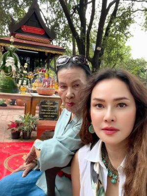 Mai Charoenpura Instagram - แม่=เป็นวิมานอยู่บนดินให้เธอ ได้พักผิง และนอนหลับไหล เก็บดาวและเดือนมาร้อยมาลัย เก็บหยาดน้ำค้างกลางไพร มารัอยใจลูกไว้รวมกัน💝 จะอีกกี่100 1000วัน จะมีแต่แม่เท่านั้น กลางดวงหทัย #ตลอดชีพ #แม่ #รักแม่
