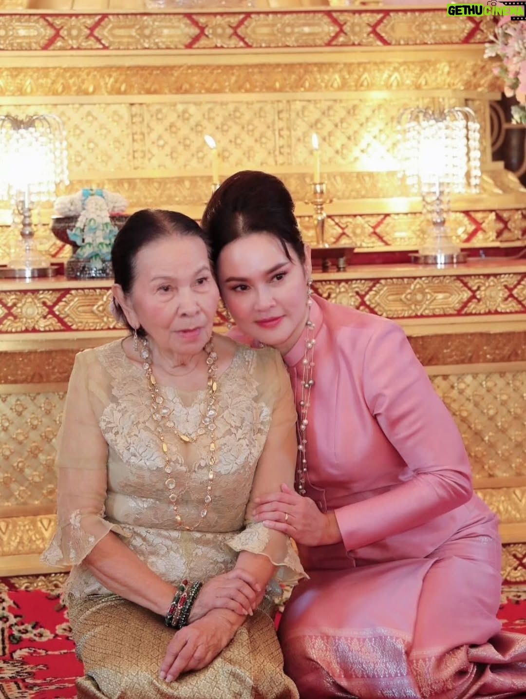 Mai Charoenpura - 3 Likes - แม่=เป็นวิมานอยู่บนดินให้เธอ ได้พักผิง และนอนหลับไหล เก็บดาวและเดือนมาร้อยมาลัย เก็บหยาดน้ำค้างกลางไพร มารัอยใจลูกไว้รวมกัน💝 จะอีกกี่100 1000วัน จะมีแต่แม่เท่านั้น กลางดวงหทัย #ตลอดชีพ #แม่ #รักแม่