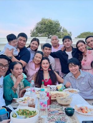 Mai Charoenpura Instagram - แม่=เป็นวิมานอยู่บนดินให้เธอ ได้พักผิง และนอนหลับไหล เก็บดาวและเดือนมาร้อยมาลัย เก็บหยาดน้ำค้างกลางไพร มารัอยใจลูกไว้รวมกัน💝 จะอีกกี่100 1000วัน จะมีแต่แม่เท่านั้น กลางดวงหทัย #ตลอดชีพ #แม่ #รักแม่