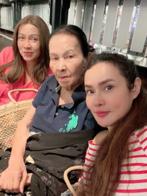 Mai Charoenpura Instagram - แม่=เป็นวิมานอยู่บนดินให้เธอ ได้พักผิง และนอนหลับไหล เก็บดาวและเดือนมาร้อยมาลัย เก็บหยาดน้ำค้างกลางไพร มารัอยใจลูกไว้รวมกัน💝 จะอีกกี่100 1000วัน จะมีแต่แม่เท่านั้น กลางดวงหทัย #ตลอดชีพ #แม่ #รักแม่