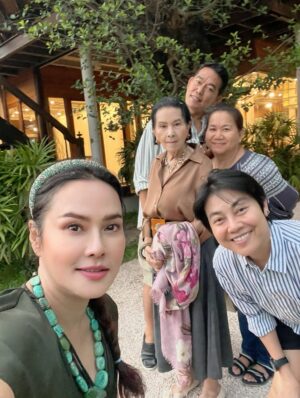 Mai Charoenpura Instagram - แม่=เป็นวิมานอยู่บนดินให้เธอ ได้พักผิง และนอนหลับไหล เก็บดาวและเดือนมาร้อยมาลัย เก็บหยาดน้ำค้างกลางไพร มารัอยใจลูกไว้รวมกัน💝 จะอีกกี่100 1000วัน จะมีแต่แม่เท่านั้น กลางดวงหทัย #ตลอดชีพ #แม่ #รักแม่