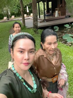 Mai Charoenpura Instagram - แม่=เป็นวิมานอยู่บนดินให้เธอ ได้พักผิง และนอนหลับไหล เก็บดาวและเดือนมาร้อยมาลัย เก็บหยาดน้ำค้างกลางไพร มารัอยใจลูกไว้รวมกัน💝 จะอีกกี่100 1000วัน จะมีแต่แม่เท่านั้น กลางดวงหทัย #ตลอดชีพ #แม่ #รักแม่