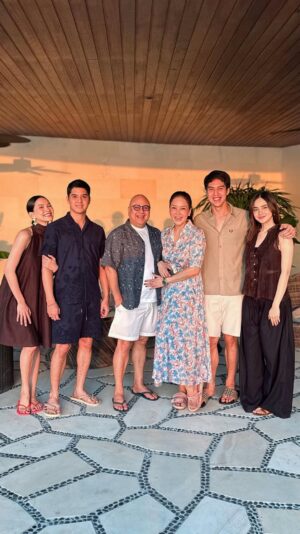 Maia Estianty Instagram - SYIFA HADJU DUET BARENG MAIA ESTIANTY !! BIKIN MALAM KUMPUL KELUARGA DI VILLA BALI MAKIN SERU ..
Liburan keluarga Maia Estianty & Irwan Mussry di Villa Bali ..
Mulai dari menikmati sunset cantik bareng keluarga, sampai momen manis Syifa Hadju yang kasih bocoran cerita PDKT El Rumi pake masakan Bunda Maia ?!
Nggak cuma itu, malam harinya ada band yang bikin suasana makin seru! Maia Estianty duet bareng Syifa Hadju !! Ditambah Daddy Irwan yang nyanyi bikin Alyssa Daguise & Syifa Hadju makin happy !!
Penasaran ?! Yuk langsung aja nonton selengkapnya di YT @maiaaleldultv sekarang
#MaiaEstianty #IrwanMussry #AlGhazali #AlyssaDaguise #ElRumi #SyifaHadju #Liburan #Bali #bocoran #pedekate #duet #villa