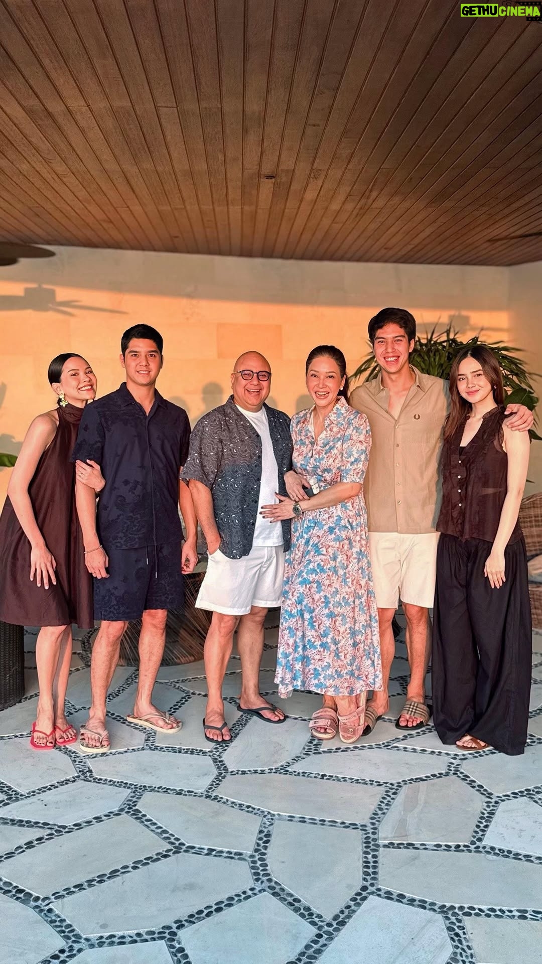Maia Estianty - 335K Likes - SYIFA HADJU DUET BARENG MAIA ESTIANTY !! BIKIN MALAM KUMPUL KELUARGA DI VILLA BALI MAKIN SERU .. 

Liburan keluarga Maia Estianty & Irwan Mussry di Villa Bali .. 
Mulai dari menikmati sunset cantik bareng keluarga, sampai momen manis Syifa Hadju yang kasih bocoran cerita PDKT El Rumi pake masakan Bunda Maia ?!

Nggak cuma itu, malam harinya ada band yang bikin suasana makin seru! Maia Estianty duet bareng Syifa Hadju !! Ditambah Daddy Irwan yang nyanyi bikin Alyssa Daguise & Syifa Hadju makin happy !!

Penasaran ?! Yuk langsung aja nonton selengkapnya di YT @maiaaleldultv sekarang

#MaiaEstianty #IrwanMussry #AlGhazali #AlyssaDaguise #ElRumi #SyifaHadju #Liburan #Bali #bocoran #pedekate #duet #villa