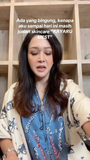Maia Estianty Instagram - Menjawab pertanyaan netizen… “udah sukses, kenapa masih mau jualan skincare @kayaru_mest ?”
Dijawab demgan konten yakkk…. !!!!
Tau kan alasan nya kenapa ??? 😂
#maiaestianty #onlyforlaugh #justjokes #becanda #humor #videolucu #semakintuasemakinbahagia #kayarumest #jualan