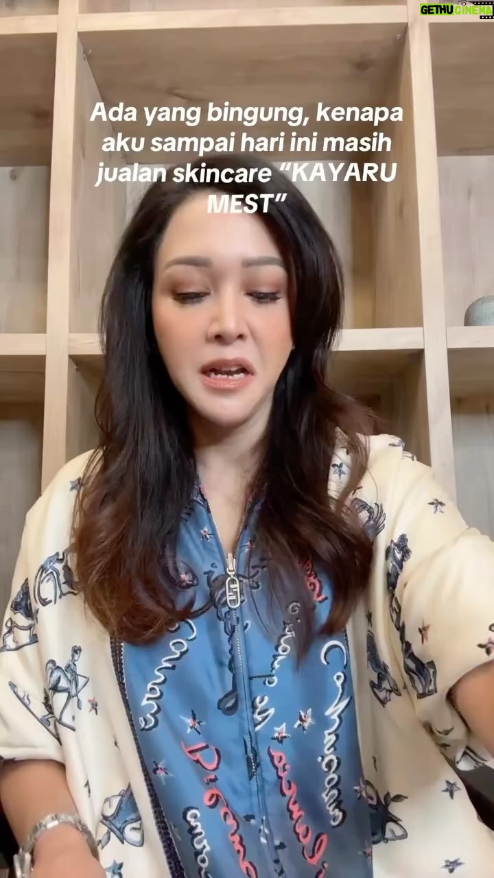 Maia Estianty - 330K Likes - Menjawab pertanyaan netizen… “udah sukses, kenapa masih mau jualan skincare @kayaru_mest ?”

Dijawab demgan konten yakkk…. !!!!
Tau kan alasan nya kenapa ??? 😂

#maiaestianty #onlyforlaugh #justjokes #becanda #humor #videolucu #semakintuasemakinbahagia #kayarumest #jualan