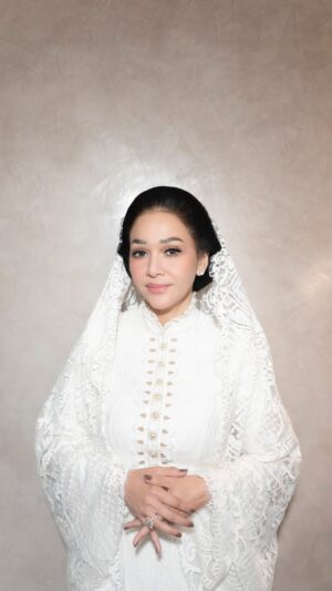 Maia Estianty Instagram - Tantangan makeup in Bunda @maiaestiantyreal buat pengajian dan siraman ananda Al Ghazali hari ini harus mirip makeup yang aku pernah buat dulu.. pfiuhhh semoga berhasil 🤭🤣..tapi kayanya bagusan yang sekarang deh karena kulitnya Maia makin lama makin kinclong berkat perawatan produknya @kayaru_mest. So Happy for you Mai..semoga lancar semua rangkaian acara mantunya, Bismillah 🙏
Thank u @anggarcp buat videonya 🫶🏻
#bumiauwmakeup