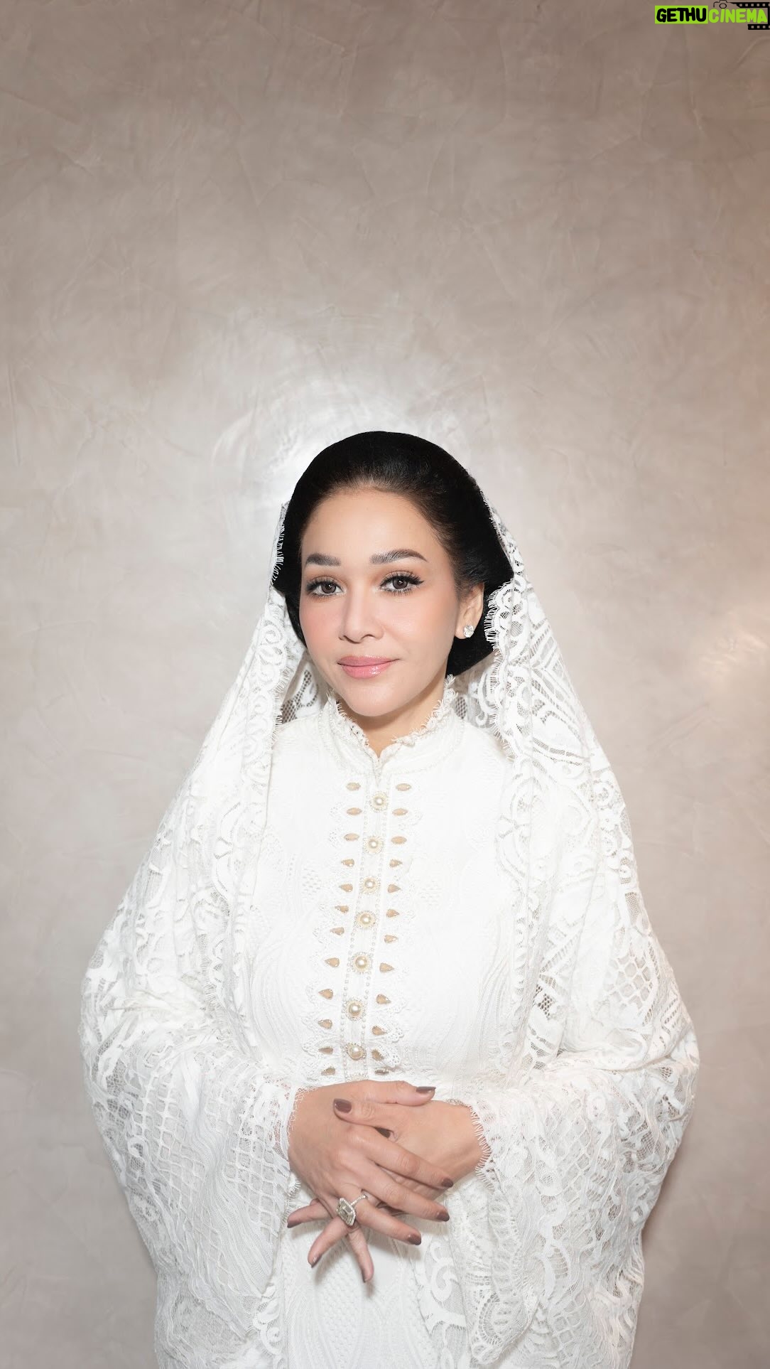 Maia Estianty - 313K Likes - Tantangan makeup in Bunda @maiaestiantyreal buat pengajian dan siraman ananda Al Ghazali hari ini harus mirip makeup yang aku pernah buat dulu.. pfiuhhh semoga berhasil 🤭🤣..tapi kayanya bagusan yang sekarang deh karena kulitnya Maia makin lama makin kinclong berkat perawatan produknya @kayaru_mest. So Happy for you Mai..semoga lancar semua rangkaian acara mantunya, Bismillah 🙏
Thank u @anggarcp buat videonya 🫶🏻

#bumiauwmakeup