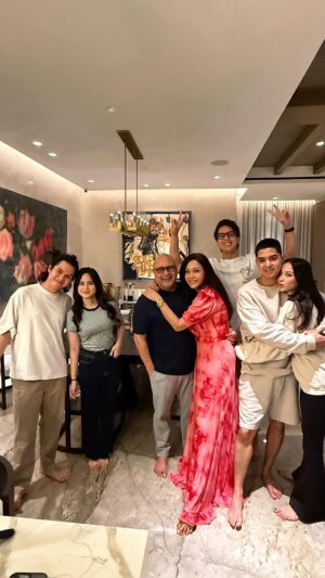 Maia Estianty Instagram - MAIA ESTIANTY KUMPUL KELUARGA ….
Momen kebersamaan keluarga besar Maia Estianty kali ini penuh tawa, cinta, dan… kejutan !!!
Daddy Irwan Mussry pun selalu bisa bikin cair suasana saat kumpul keluarga ..
Mbak Astri, kakak Maia, akan kembali ke Australia — jadi semua berkumpul dalam suasana haru dan hangat.
Ada pasangan pengantin baru Al Ghazali & Alyssa Daguise yang makin mesra !! dan kabarnya, mereka bakalan honeymoon ke AFRIKA !!
Ada juga El Rumi , dan Dul Jaelani bareng sang kekasih Tissa Biani yang makin lengket!
Ssst… ada yang bilang, sebentar lagi bakal ada yang nyusul nikah nih! Siapa ya? Dul atau El?
Yuk kepoin ada bocoran apa yaaa .. selengkapnya di YT @maiaaleldultv
#MaiaEstianty #IrwanMussry #AlGhazali #AlyssaDaguise #ElRumi #DulJaelani #TissaBiani #kumpulkeluarga #KeluargaMaia #honeymoon #africa