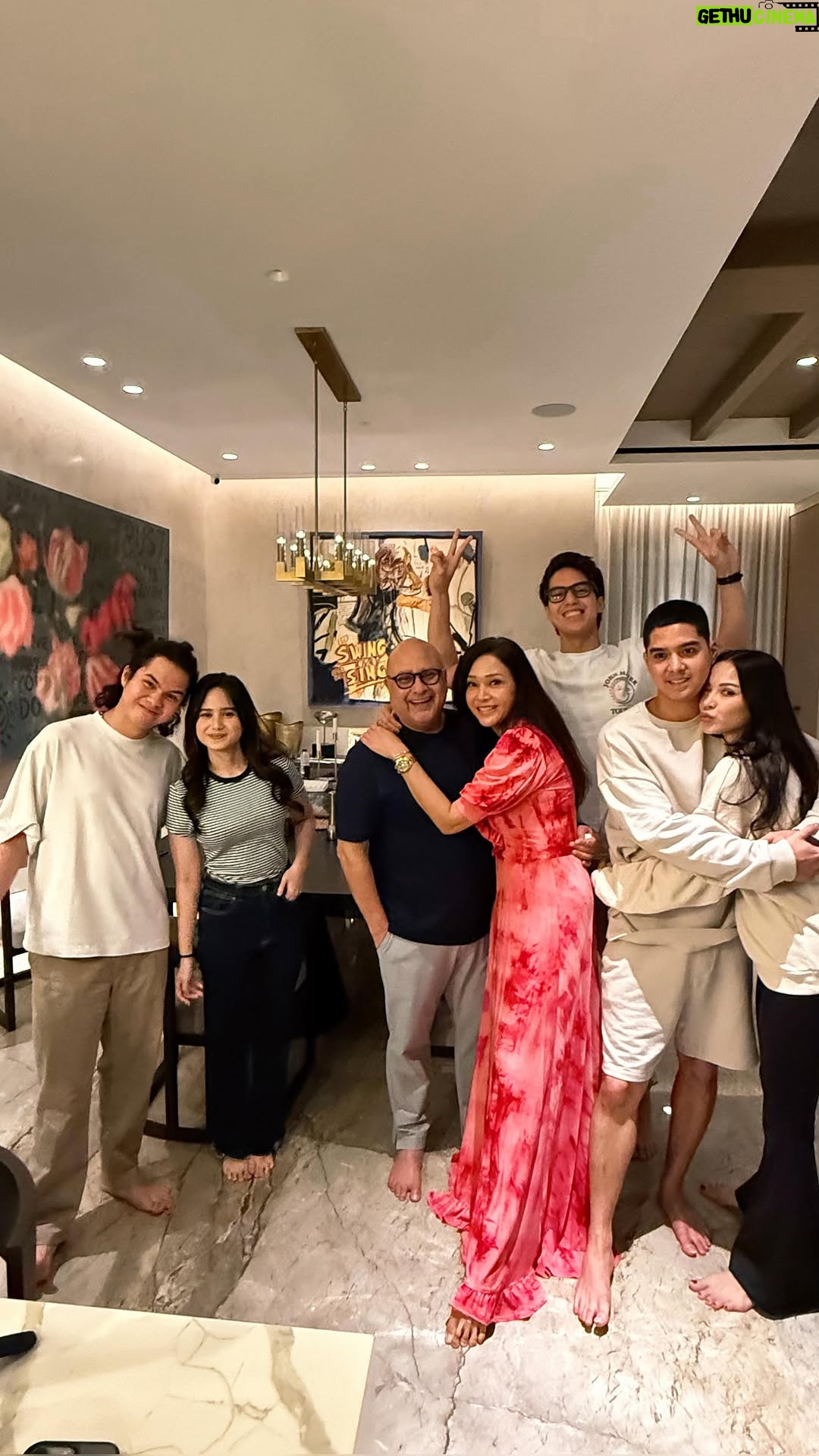Maia Estianty - 238.9K Likes - MAIA ESTIANTY KUMPUL KELUARGA ….

Momen kebersamaan keluarga besar Maia Estianty kali ini penuh tawa, cinta, dan… kejutan !!!
Daddy Irwan Mussry pun selalu bisa bikin cair suasana saat kumpul keluarga ..

Mbak Astri, kakak Maia, akan kembali ke Australia — jadi semua berkumpul dalam suasana haru dan hangat. 

Ada pasangan pengantin baru Al Ghazali & Alyssa Daguise yang makin mesra !! dan kabarnya, mereka bakalan honeymoon ke AFRIKA !!

Ada juga El Rumi , dan Dul Jaelani bareng sang kekasih Tissa Biani yang makin lengket!

Ssst… ada yang bilang, sebentar lagi bakal ada yang nyusul nikah nih! Siapa ya? Dul atau El?

Yuk kepoin ada bocoran apa yaaa .. selengkapnya di YT @maiaaleldultv 

#MaiaEstianty #IrwanMussry #AlGhazali #AlyssaDaguise #ElRumi #DulJaelani #TissaBiani #kumpulkeluarga #KeluargaMaia #honeymoon #africa