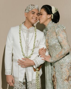 Maia Estianty Instagram - Kemarin, kami saksikan dua jiwa bersatu dalam cinta yang Kau ridhoi. Hari ini, kami hanya memohon pada-Mu, ya Rabb… genggam erat hati @alyssadaguise dan @alghazali7 dalam kesetiaan dan kasih sayang. Jadikan mereka teman sehidup sesurga, hingga akhir waktu.
Jadikan rumah tangga mereka penuh cinta, sakinah, mawaddah, warrahmah. Ampuni segala khilaf mereka, bimbing langkah mereka menuju surga-Mu, Yaa Allah…Aamiin.
Terimakasih untuk semua yang mendoakan pernikahan kedua anak kami… mohon maaf jika kami tidak dapat mengundang semua teman-teman…. Tetap kami memohon doanya… ❤️❤️❤️
Photo by : @derai.studio
#maiaestianty #irwanmussry #alghazali #alyssadaguise #elrumi #duljaelani #keluargaharjonosigit #pernikahan