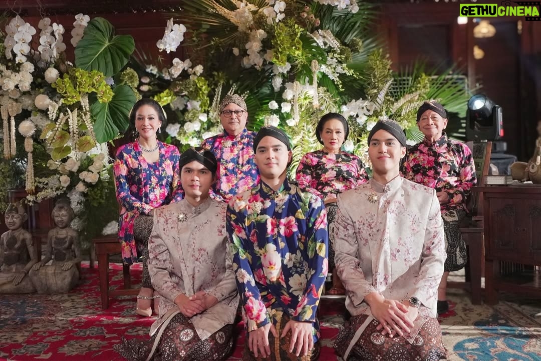 Maia Estianty - 520.2K Likes - Keluarga bukan hanya tentang darah, tapi tentang mereka yang selalu ada saat dunia terasa runtuh.
Pelukan keluarga adalah tempat paling hangat, bahkan ketika dunia terasa dingin
Keluarga bukan tempat yang sempurna, tapi selalu menjadi tempat pulang yang paling tulus…..
Semoga kita selalu bisa menghabiskan waktu bersama, walaupun tempat tinggal kita tidak bersama-sama…
Terimakasih Yaa Allah, telah memberikan keluarga yang luar biasa kepadaku… jadikan kami selalu bahagia dan berkumpul sampai surga Mu… Aamiin…

#photo by : @beril_photo 
#backsound written by : Maia

#maiaestianty #siraman #alghazali #keluarga #keluargamussry #keluargaharjonosigit #semakintuasemakinbahagia