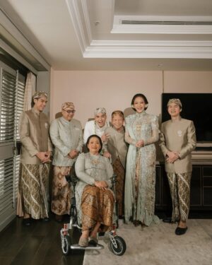 Maia Estianty Instagram - Kemarin, kami saksikan dua jiwa bersatu dalam cinta yang Kau ridhoi. Hari ini, kami hanya memohon pada-Mu, ya Rabb… genggam erat hati @alyssadaguise dan @alghazali7 dalam kesetiaan dan kasih sayang. Jadikan mereka teman sehidup sesurga, hingga akhir waktu.
Jadikan rumah tangga mereka penuh cinta, sakinah, mawaddah, warrahmah. Ampuni segala khilaf mereka, bimbing langkah mereka menuju surga-Mu, Yaa Allah…Aamiin.
Terimakasih untuk semua yang mendoakan pernikahan kedua anak kami… mohon maaf jika kami tidak dapat mengundang semua teman-teman…. Tetap kami memohon doanya… ❤️❤️❤️
Photo by : @derai.studio
#maiaestianty #irwanmussry #alghazali #alyssadaguise #elrumi #duljaelani #keluargaharjonosigit #pernikahan