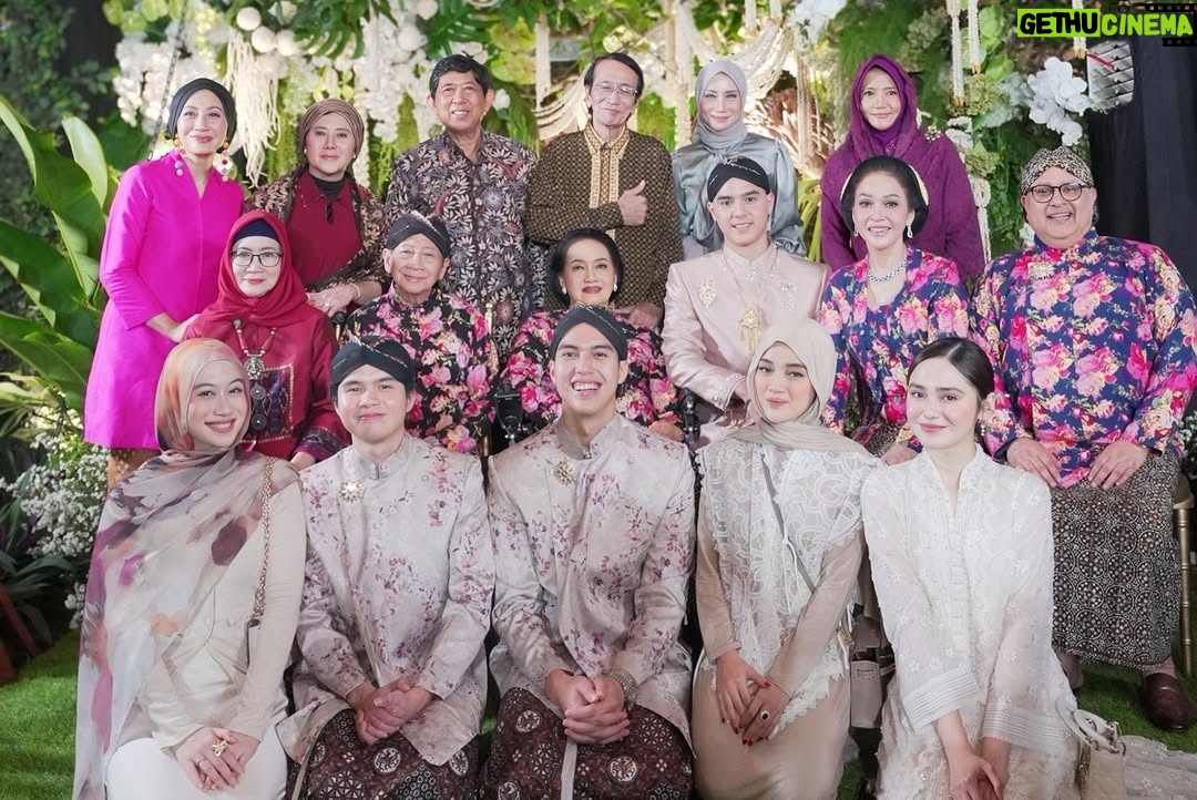 Maia Estianty - 520.2K Likes - Keluarga bukan hanya tentang darah, tapi tentang mereka yang selalu ada saat dunia terasa runtuh.
Pelukan keluarga adalah tempat paling hangat, bahkan ketika dunia terasa dingin
Keluarga bukan tempat yang sempurna, tapi selalu menjadi tempat pulang yang paling tulus…..
Semoga kita selalu bisa menghabiskan waktu bersama, walaupun tempat tinggal kita tidak bersama-sama…
Terimakasih Yaa Allah, telah memberikan keluarga yang luar biasa kepadaku… jadikan kami selalu bahagia dan berkumpul sampai surga Mu… Aamiin…

#photo by : @beril_photo 
#backsound written by : Maia

#maiaestianty #siraman #alghazali #keluarga #keluargamussry #keluargaharjonosigit #semakintuasemakinbahagia
