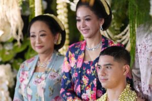Maia Estianty Instagram - Keluarga bukan hanya tentang darah, tapi tentang mereka yang selalu ada saat dunia terasa runtuh.
Pelukan keluarga adalah tempat paling hangat, bahkan ketika dunia terasa dingin
Keluarga bukan tempat yang sempurna, tapi selalu menjadi tempat pulang yang paling tulus…..
Semoga kita selalu bisa menghabiskan waktu bersama, walaupun tempat tinggal kita tidak bersama-sama…
Terimakasih Yaa Allah, telah memberikan keluarga yang luar biasa kepadaku… jadikan kami selalu bahagia dan berkumpul sampai surga Mu… Aamiin…
#photo by : @beril_photo
#backsound written by : Maia
#maiaestianty #siraman #alghazali #keluarga #keluargamussry #keluargaharjonosigit #semakintuasemakinbahagia