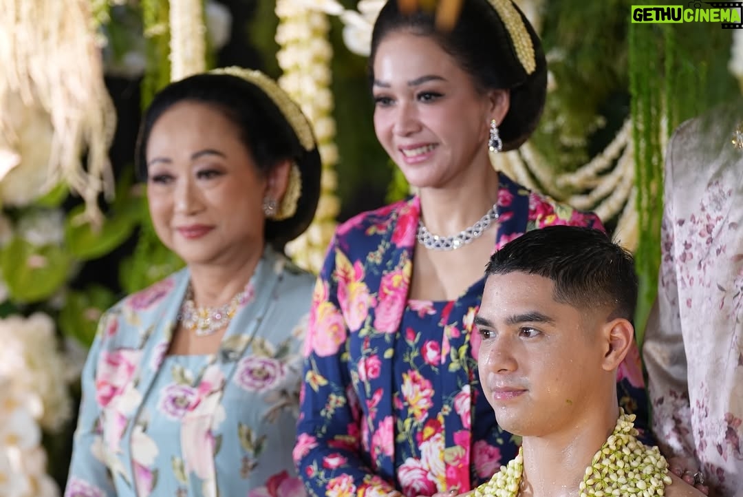 Maia Estianty - 520.2K Likes - Keluarga bukan hanya tentang darah, tapi tentang mereka yang selalu ada saat dunia terasa runtuh.
Pelukan keluarga adalah tempat paling hangat, bahkan ketika dunia terasa dingin
Keluarga bukan tempat yang sempurna, tapi selalu menjadi tempat pulang yang paling tulus…..
Semoga kita selalu bisa menghabiskan waktu bersama, walaupun tempat tinggal kita tidak bersama-sama…
Terimakasih Yaa Allah, telah memberikan keluarga yang luar biasa kepadaku… jadikan kami selalu bahagia dan berkumpul sampai surga Mu… Aamiin…

#photo by : @beril_photo 
#backsound written by : Maia

#maiaestianty #siraman #alghazali #keluarga #keluargamussry #keluargaharjonosigit #semakintuasemakinbahagia