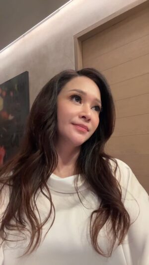 Maia Estianty Instagram - Tetep supprroottt gw yeee … 😂😂
#maiaestianty #tren #video #viral #ngakak #semakintuasemakinbahagia