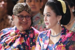 Maia Estianty Instagram - Keluarga bukan hanya tentang darah, tapi tentang mereka yang selalu ada saat dunia terasa runtuh.
Pelukan keluarga adalah tempat paling hangat, bahkan ketika dunia terasa dingin
Keluarga bukan tempat yang sempurna, tapi selalu menjadi tempat pulang yang paling tulus…..
Semoga kita selalu bisa menghabiskan waktu bersama, walaupun tempat tinggal kita tidak bersama-sama…
Terimakasih Yaa Allah, telah memberikan keluarga yang luar biasa kepadaku… jadikan kami selalu bahagia dan berkumpul sampai surga Mu… Aamiin…
#photo by : @beril_photo
#backsound written by : Maia
#maiaestianty #siraman #alghazali #keluarga #keluargamussry #keluargaharjonosigit #semakintuasemakinbahagia