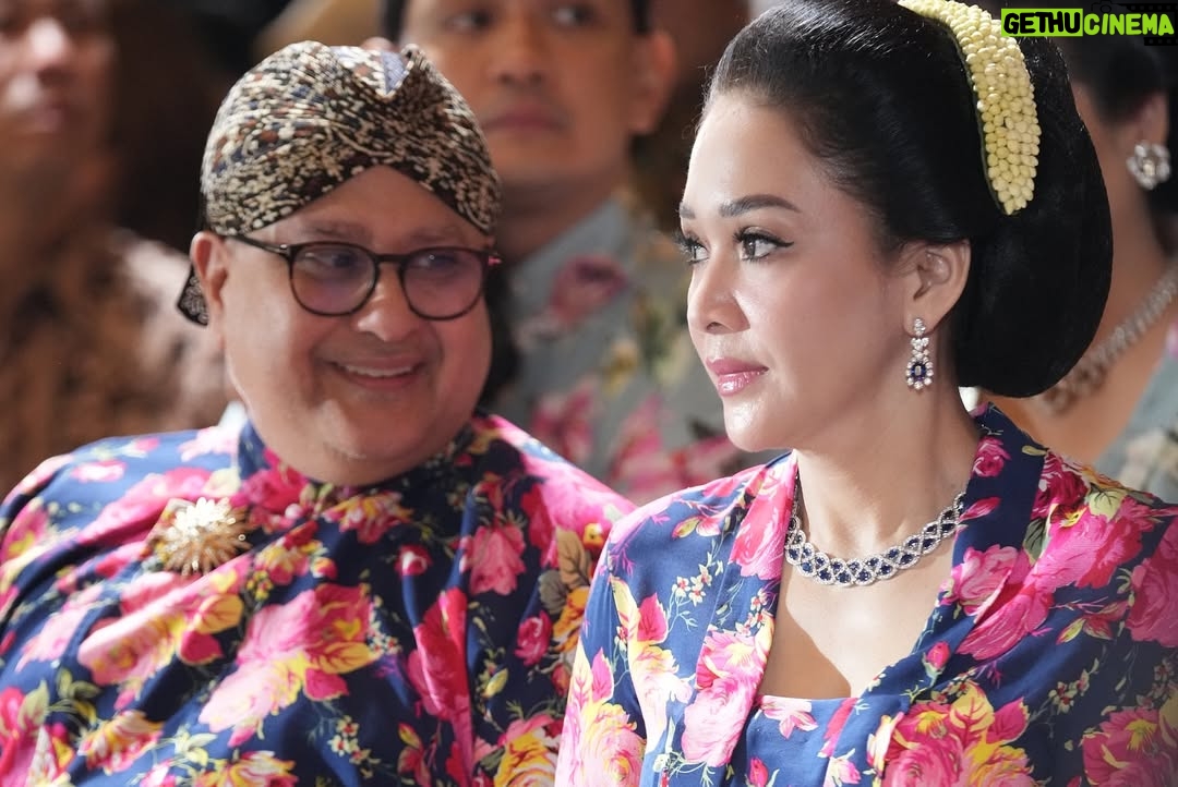 Maia Estianty - 520.2K Likes - Keluarga bukan hanya tentang darah, tapi tentang mereka yang selalu ada saat dunia terasa runtuh.
Pelukan keluarga adalah tempat paling hangat, bahkan ketika dunia terasa dingin
Keluarga bukan tempat yang sempurna, tapi selalu menjadi tempat pulang yang paling tulus…..
Semoga kita selalu bisa menghabiskan waktu bersama, walaupun tempat tinggal kita tidak bersama-sama…
Terimakasih Yaa Allah, telah memberikan keluarga yang luar biasa kepadaku… jadikan kami selalu bahagia dan berkumpul sampai surga Mu… Aamiin…

#photo by : @beril_photo 
#backsound written by : Maia

#maiaestianty #siraman #alghazali #keluarga #keluargamussry #keluargaharjonosigit #semakintuasemakinbahagia
