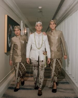 Maia Estianty Instagram - Kemarin, kami saksikan dua jiwa bersatu dalam cinta yang Kau ridhoi. Hari ini, kami hanya memohon pada-Mu, ya Rabb… genggam erat hati @alyssadaguise dan @alghazali7 dalam kesetiaan dan kasih sayang. Jadikan mereka teman sehidup sesurga, hingga akhir waktu.
Jadikan rumah tangga mereka penuh cinta, sakinah, mawaddah, warrahmah. Ampuni segala khilaf mereka, bimbing langkah mereka menuju surga-Mu, Yaa Allah…Aamiin.
Terimakasih untuk semua yang mendoakan pernikahan kedua anak kami… mohon maaf jika kami tidak dapat mengundang semua teman-teman…. Tetap kami memohon doanya… ❤️❤️❤️
Photo by : @derai.studio
#maiaestianty #irwanmussry #alghazali #alyssadaguise #elrumi #duljaelani #keluargaharjonosigit #pernikahan