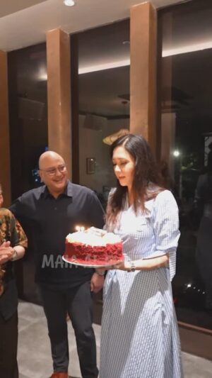 Maia Estianty Instagram - Dinner ama suami, bapak, anak-anak plus calon mantu yang cantik2…
Lokasinya pun ditentukan anak…
Semua memberikan doanya masing2….
Terimakasih semuanya, juga untuk netizen yang mendoakan aku, makasih ya
Seperti apa serunya, langsung nonton di YT @maiaaleldultv ya..
#maiaestianty #ulangtahun #birthday #orangtua #irwanmussry #keluargaharjonosigit #alghazali #elrumi #syifahadju #duljaelani #tissabiani