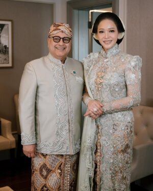 Maia Estianty Instagram - Kemarin, kami saksikan dua jiwa bersatu dalam cinta yang Kau ridhoi. Hari ini, kami hanya memohon pada-Mu, ya Rabb… genggam erat hati @alyssadaguise dan @alghazali7 dalam kesetiaan dan kasih sayang. Jadikan mereka teman sehidup sesurga, hingga akhir waktu.
Jadikan rumah tangga mereka penuh cinta, sakinah, mawaddah, warrahmah. Ampuni segala khilaf mereka, bimbing langkah mereka menuju surga-Mu, Yaa Allah…Aamiin.
Terimakasih untuk semua yang mendoakan pernikahan kedua anak kami… mohon maaf jika kami tidak dapat mengundang semua teman-teman…. Tetap kami memohon doanya… ❤️❤️❤️
Photo by : @derai.studio
#maiaestianty #irwanmussry #alghazali #alyssadaguise #elrumi #duljaelani #keluargaharjonosigit #pernikahan