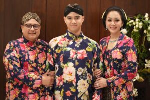 Maia Estianty Instagram - Keluarga bukan hanya tentang darah, tapi tentang mereka yang selalu ada saat dunia terasa runtuh.
Pelukan keluarga adalah tempat paling hangat, bahkan ketika dunia terasa dingin
Keluarga bukan tempat yang sempurna, tapi selalu menjadi tempat pulang yang paling tulus…..
Semoga kita selalu bisa menghabiskan waktu bersama, walaupun tempat tinggal kita tidak bersama-sama…
Terimakasih Yaa Allah, telah memberikan keluarga yang luar biasa kepadaku… jadikan kami selalu bahagia dan berkumpul sampai surga Mu… Aamiin…
#photo by : @beril_photo
#backsound written by : Maia
#maiaestianty #siraman #alghazali #keluarga #keluargamussry #keluargaharjonosigit #semakintuasemakinbahagia