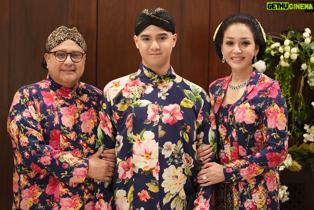 Maia Estianty - 520.2K Likes - Keluarga bukan hanya tentang darah, tapi tentang mereka yang selalu ada saat dunia terasa runtuh.
Pelukan keluarga adalah tempat paling hangat, bahkan ketika dunia terasa dingin
Keluarga bukan tempat yang sempurna, tapi selalu menjadi tempat pulang yang paling tulus…..
Semoga kita selalu bisa menghabiskan waktu bersama, walaupun tempat tinggal kita tidak bersama-sama…
Terimakasih Yaa Allah, telah memberikan keluarga yang luar biasa kepadaku… jadikan kami selalu bahagia dan berkumpul sampai surga Mu… Aamiin…

#photo by : @beril_photo 
#backsound written by : Maia

#maiaestianty #siraman #alghazali #keluarga #keluargamussry #keluargaharjonosigit #semakintuasemakinbahagia