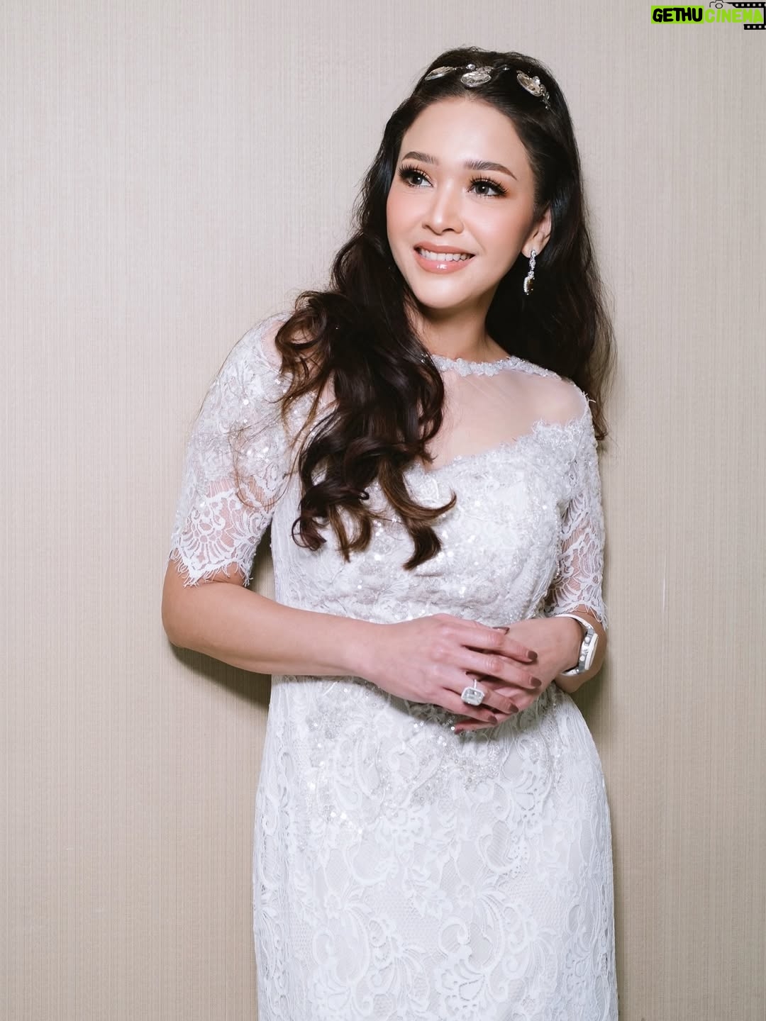Maia Estianty - 373.9K Likes - Jika kamu telah berbuat baik, kemudian kamu anggap semua orang sama baiknya sama seperti kamu, tetapi mereka malah mengecewakan kamu, dan tidak menghargaimu…. ???
Jangan capek capek untuk membuktikan diri bahwa kamu berharga di mata orang yang buta melihat kebaikan dan kelebihan dirimu, percuma….
Berjalan sendirian lebih baik daripada dikelilingi orang2 yang hatinya munafik… atau palsu…

Setuju ???

#mua by : @deanmua_ 
#hairdo by : @tommy_halyumi 
#dress by : @olive_and_hers 
#photo by : @agrasuseno 
#song written by : Maia

#todayswisdom #maiaestianty #semakintuasemakinbahagia #katabijakhariini