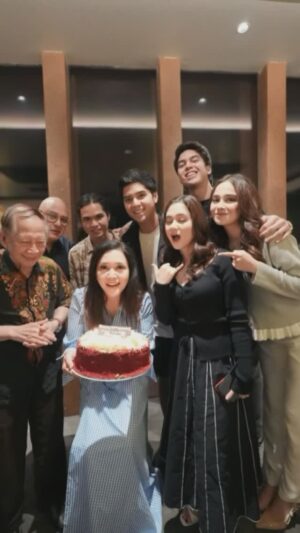 Maia Estianty Instagram - Terimakasih selalu membuat ku tersenyum my familia… minus my mom and @alyssadaguise di photo ini…
Happy birthday to ME !!!!
#maiaestianty #semakintuasemakinbahagia #birthday #ulangtahun #tambahusia #irwanmussry #alghazali #elrumi #syifahadju #duljaelani #tissabiani