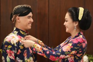 Maia Estianty Instagram - Keluarga bukan hanya tentang darah, tapi tentang mereka yang selalu ada saat dunia terasa runtuh.
Pelukan keluarga adalah tempat paling hangat, bahkan ketika dunia terasa dingin
Keluarga bukan tempat yang sempurna, tapi selalu menjadi tempat pulang yang paling tulus…..
Semoga kita selalu bisa menghabiskan waktu bersama, walaupun tempat tinggal kita tidak bersama-sama…
Terimakasih Yaa Allah, telah memberikan keluarga yang luar biasa kepadaku… jadikan kami selalu bahagia dan berkumpul sampai surga Mu… Aamiin…
#photo by : @beril_photo
#backsound written by : Maia
#maiaestianty #siraman #alghazali #keluarga #keluargamussry #keluargaharjonosigit #semakintuasemakinbahagia