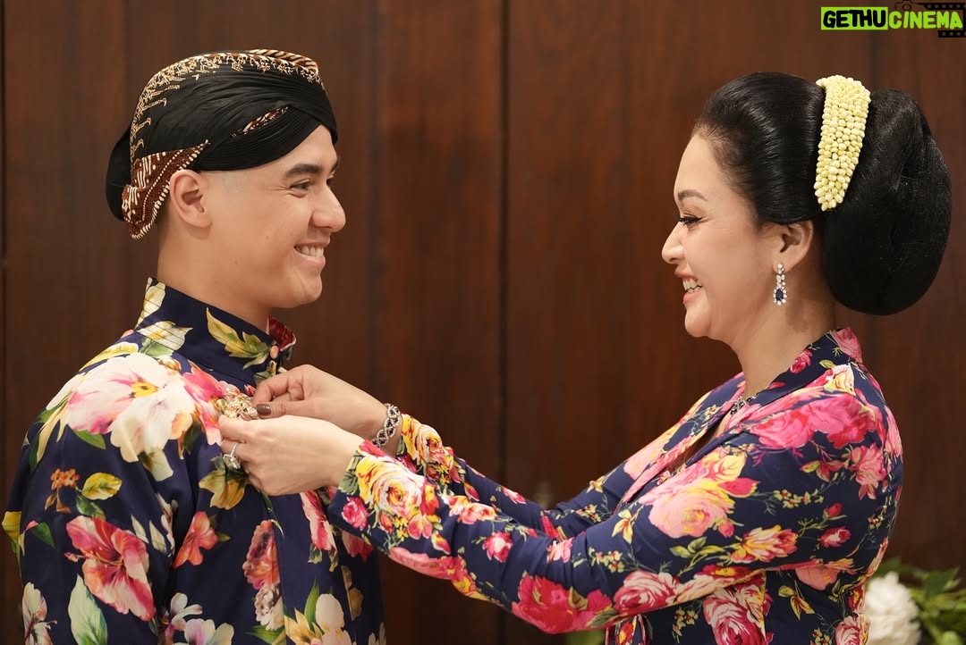 Maia Estianty - 520.2K Likes - Keluarga bukan hanya tentang darah, tapi tentang mereka yang selalu ada saat dunia terasa runtuh.
Pelukan keluarga adalah tempat paling hangat, bahkan ketika dunia terasa dingin
Keluarga bukan tempat yang sempurna, tapi selalu menjadi tempat pulang yang paling tulus…..
Semoga kita selalu bisa menghabiskan waktu bersama, walaupun tempat tinggal kita tidak bersama-sama…
Terimakasih Yaa Allah, telah memberikan keluarga yang luar biasa kepadaku… jadikan kami selalu bahagia dan berkumpul sampai surga Mu… Aamiin…

#photo by : @beril_photo 
#backsound written by : Maia

#maiaestianty #siraman #alghazali #keluarga #keluargamussry #keluargaharjonosigit #semakintuasemakinbahagia