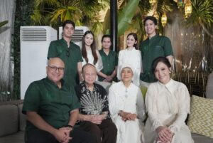 Maia Estianty Instagram - Kami keluarga Harjono Sigit dan keluarga Mussry mengucapkan Selamat Hari Raya Idul Fitri
Mohon maaf lahir & batin ❤️🖤