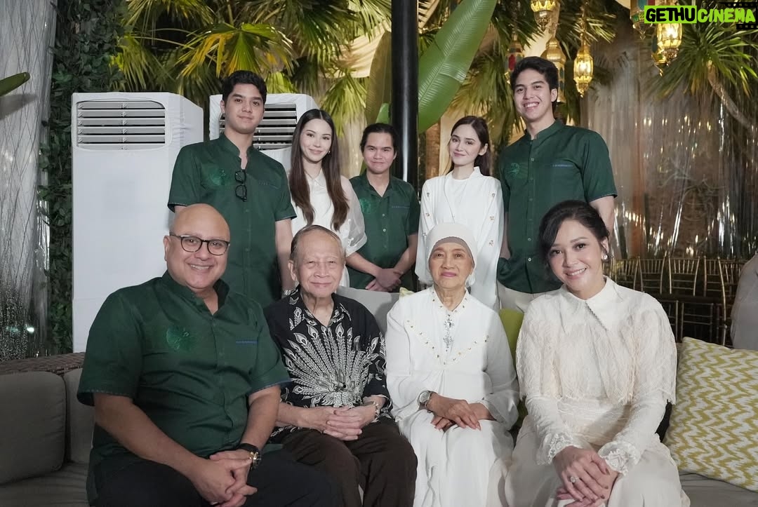 Maia Estianty - 478.5K Likes - Kami keluarga Harjono Sigit dan keluarga Mussry mengucapkan Selamat Hari Raya Idul Fitri
Mohon maaf lahir & batin ❤️🖤