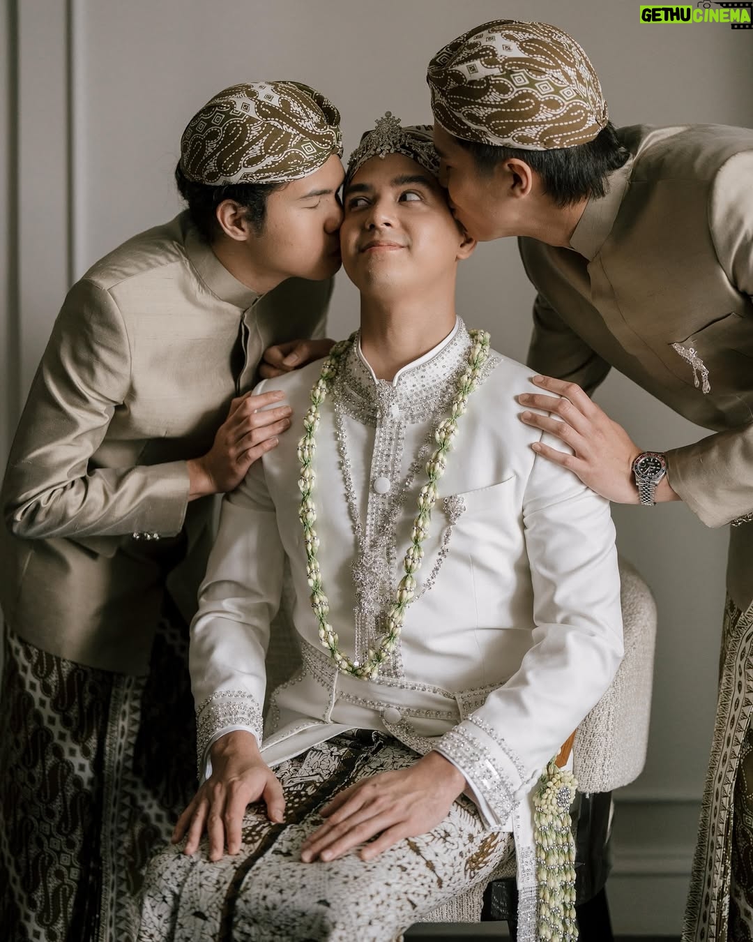 Maia Estianty - 1.8 Million Likes - Kemarin, kami saksikan dua jiwa bersatu dalam cinta yang Kau ridhoi. Hari ini, kami hanya memohon pada-Mu, ya Rabb… genggam erat hati @alyssadaguise dan @alghazali7 dalam kesetiaan dan kasih sayang. Jadikan mereka teman sehidup sesurga, hingga akhir waktu. 
Jadikan rumah tangga mereka penuh cinta, sakinah, mawaddah, warrahmah. Ampuni segala khilaf mereka, bimbing langkah mereka menuju surga-Mu, Yaa Allah…Aamiin.

Terimakasih untuk semua yang mendoakan pernikahan kedua anak kami… mohon maaf jika kami tidak dapat mengundang semua teman-teman…. Tetap kami memohon doanya… ❤️❤️❤️

Photo by : @derai.studio 

#maiaestianty #irwanmussry #alghazali #alyssadaguise #elrumi #duljaelani #keluargaharjonosigit #pernikahan