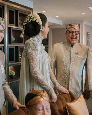 Maia Estianty Instagram - Kemarin, kami saksikan dua jiwa bersatu dalam cinta yang Kau ridhoi. Hari ini, kami hanya memohon pada-Mu, ya Rabb… genggam erat hati @alyssadaguise dan @alghazali7 dalam kesetiaan dan kasih sayang. Jadikan mereka teman sehidup sesurga, hingga akhir waktu.
Jadikan rumah tangga mereka penuh cinta, sakinah, mawaddah, warrahmah. Ampuni segala khilaf mereka, bimbing langkah mereka menuju surga-Mu, Yaa Allah…Aamiin.
Terimakasih untuk semua yang mendoakan pernikahan kedua anak kami… mohon maaf jika kami tidak dapat mengundang semua teman-teman…. Tetap kami memohon doanya… ❤️❤️❤️
Photo by : @derai.studio
#maiaestianty #irwanmussry #alghazali #alyssadaguise #elrumi #duljaelani #keluargaharjonosigit #pernikahan