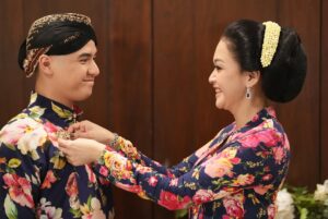 Maia Estianty Instagram - Keluarga bukan hanya tentang darah, tapi tentang mereka yang selalu ada saat dunia terasa runtuh.
Pelukan keluarga adalah tempat paling hangat, bahkan ketika dunia terasa dingin
Keluarga bukan tempat yang sempurna, tapi selalu menjadi tempat pulang yang paling tulus…..
Semoga kita selalu bisa menghabiskan waktu bersama, walaupun tempat tinggal kita tidak bersama-sama…
Terimakasih Yaa Allah, telah memberikan keluarga yang luar biasa kepadaku… jadikan kami selalu bahagia dan berkumpul sampai surga Mu… Aamiin…
#photo by : @beril_photo
#backsound written by : Maia
#maiaestianty #siraman #alghazali #keluarga #keluargamussry #keluargaharjonosigit #semakintuasemakinbahagia