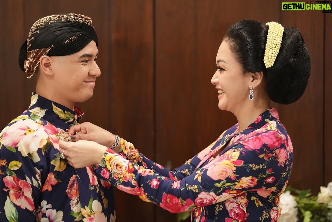 Maia Estianty - 520.2K Likes - Keluarga bukan hanya tentang darah, tapi tentang mereka yang selalu ada saat dunia terasa runtuh.
Pelukan keluarga adalah tempat paling hangat, bahkan ketika dunia terasa dingin
Keluarga bukan tempat yang sempurna, tapi selalu menjadi tempat pulang yang paling tulus…..
Semoga kita selalu bisa menghabiskan waktu bersama, walaupun tempat tinggal kita tidak bersama-sama…
Terimakasih Yaa Allah, telah memberikan keluarga yang luar biasa kepadaku… jadikan kami selalu bahagia dan berkumpul sampai surga Mu… Aamiin…

#photo by : @beril_photo 
#backsound written by : Maia

#maiaestianty #siraman #alghazali #keluarga #keluargamussry #keluargaharjonosigit #semakintuasemakinbahagia