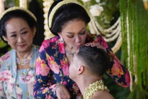 Maia Estianty Instagram - Keluarga bukan hanya tentang darah, tapi tentang mereka yang selalu ada saat dunia terasa runtuh.
Pelukan keluarga adalah tempat paling hangat, bahkan ketika dunia terasa dingin
Keluarga bukan tempat yang sempurna, tapi selalu menjadi tempat pulang yang paling tulus…..
Semoga kita selalu bisa menghabiskan waktu bersama, walaupun tempat tinggal kita tidak bersama-sama…
Terimakasih Yaa Allah, telah memberikan keluarga yang luar biasa kepadaku… jadikan kami selalu bahagia dan berkumpul sampai surga Mu… Aamiin…
#photo by : @beril_photo
#backsound written by : Maia
#maiaestianty #siraman #alghazali #keluarga #keluargamussry #keluargaharjonosigit #semakintuasemakinbahagia