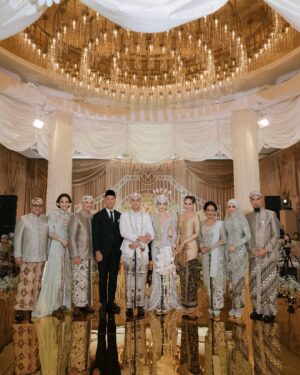 Maia Estianty Instagram - Kemarin, kami saksikan dua jiwa bersatu dalam cinta yang Kau ridhoi. Hari ini, kami hanya memohon pada-Mu, ya Rabb… genggam erat hati @alyssadaguise dan @alghazali7 dalam kesetiaan dan kasih sayang. Jadikan mereka teman sehidup sesurga, hingga akhir waktu.
Jadikan rumah tangga mereka penuh cinta, sakinah, mawaddah, warrahmah. Ampuni segala khilaf mereka, bimbing langkah mereka menuju surga-Mu, Yaa Allah…Aamiin.
Terimakasih untuk semua yang mendoakan pernikahan kedua anak kami… mohon maaf jika kami tidak dapat mengundang semua teman-teman…. Tetap kami memohon doanya… ❤️❤️❤️
Photo by : @derai.studio
#maiaestianty #irwanmussry #alghazali #alyssadaguise #elrumi #duljaelani #keluargaharjonosigit #pernikahan