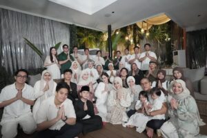 Maia Estianty Instagram - Kami keluarga Harjono Sigit dan keluarga Mussry mengucapkan Selamat Hari Raya Idul Fitri
Mohon maaf lahir & batin ❤️🖤