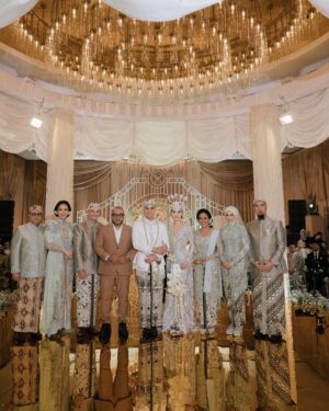 Maia Estianty Instagram - Kemarin, kami saksikan dua jiwa bersatu dalam cinta yang Kau ridhoi. Hari ini, kami hanya memohon pada-Mu, ya Rabb… genggam erat hati @alyssadaguise dan @alghazali7 dalam kesetiaan dan kasih sayang. Jadikan mereka teman sehidup sesurga, hingga akhir waktu.
Jadikan rumah tangga mereka penuh cinta, sakinah, mawaddah, warrahmah. Ampuni segala khilaf mereka, bimbing langkah mereka menuju surga-Mu, Yaa Allah…Aamiin.
Terimakasih untuk semua yang mendoakan pernikahan kedua anak kami… mohon maaf jika kami tidak dapat mengundang semua teman-teman…. Tetap kami memohon doanya… ❤️❤️❤️
Photo by : @derai.studio
#maiaestianty #irwanmussry #alghazali #alyssadaguise #elrumi #duljaelani #keluargaharjonosigit #pernikahan