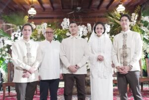 Maia Estianty Instagram - Keluarga bukan hanya tentang darah, tapi tentang mereka yang selalu ada saat dunia terasa runtuh.
Pelukan keluarga adalah tempat paling hangat, bahkan ketika dunia terasa dingin
Keluarga bukan tempat yang sempurna, tapi selalu menjadi tempat pulang yang paling tulus…..
Semoga kita selalu bisa menghabiskan waktu bersama, walaupun tempat tinggal kita tidak bersama-sama…
Terimakasih Yaa Allah, telah memberikan keluarga yang luar biasa kepadaku… jadikan kami selalu bahagia dan berkumpul sampai surga Mu… Aamiin…
#photo by : @beril_photo
#backsound written by : Maia
#maiaestianty #siraman #alghazali #keluarga #keluargamussry #keluargaharjonosigit #semakintuasemakinbahagia