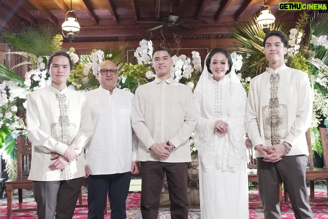 Maia Estianty - 520.2K Likes - Keluarga bukan hanya tentang darah, tapi tentang mereka yang selalu ada saat dunia terasa runtuh.
Pelukan keluarga adalah tempat paling hangat, bahkan ketika dunia terasa dingin
Keluarga bukan tempat yang sempurna, tapi selalu menjadi tempat pulang yang paling tulus…..
Semoga kita selalu bisa menghabiskan waktu bersama, walaupun tempat tinggal kita tidak bersama-sama…
Terimakasih Yaa Allah, telah memberikan keluarga yang luar biasa kepadaku… jadikan kami selalu bahagia dan berkumpul sampai surga Mu… Aamiin…

#photo by : @beril_photo 
#backsound written by : Maia

#maiaestianty #siraman #alghazali #keluarga #keluargamussry #keluargaharjonosigit #semakintuasemakinbahagia