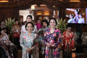 Maia Estianty Instagram - Keluarga bukan hanya tentang darah, tapi tentang mereka yang selalu ada saat dunia terasa runtuh.
Pelukan keluarga adalah tempat paling hangat, bahkan ketika dunia terasa dingin
Keluarga bukan tempat yang sempurna, tapi selalu menjadi tempat pulang yang paling tulus…..
Semoga kita selalu bisa menghabiskan waktu bersama, walaupun tempat tinggal kita tidak bersama-sama…
Terimakasih Yaa Allah, telah memberikan keluarga yang luar biasa kepadaku… jadikan kami selalu bahagia dan berkumpul sampai surga Mu… Aamiin…
#photo by : @beril_photo
#backsound written by : Maia
#maiaestianty #siraman #alghazali #keluarga #keluargamussry #keluargaharjonosigit #semakintuasemakinbahagia