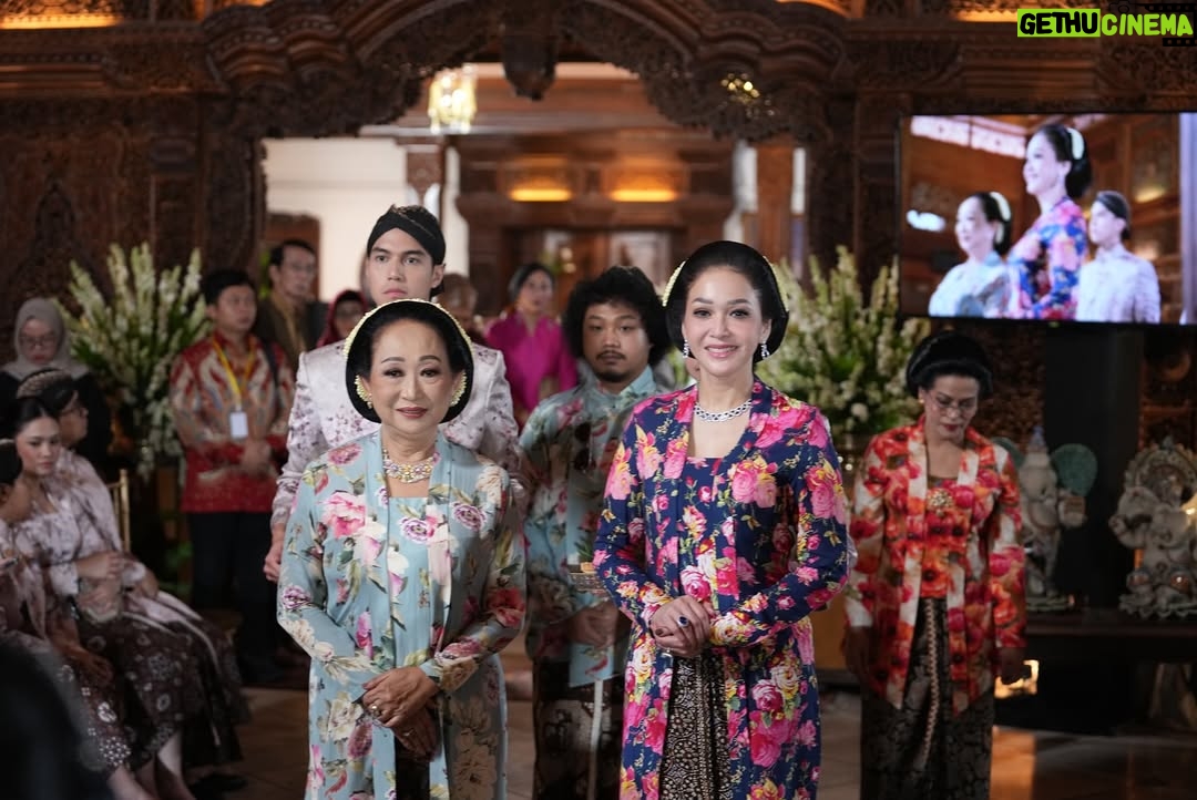 Maia Estianty - 520.2K Likes - Keluarga bukan hanya tentang darah, tapi tentang mereka yang selalu ada saat dunia terasa runtuh.
Pelukan keluarga adalah tempat paling hangat, bahkan ketika dunia terasa dingin
Keluarga bukan tempat yang sempurna, tapi selalu menjadi tempat pulang yang paling tulus…..
Semoga kita selalu bisa menghabiskan waktu bersama, walaupun tempat tinggal kita tidak bersama-sama…
Terimakasih Yaa Allah, telah memberikan keluarga yang luar biasa kepadaku… jadikan kami selalu bahagia dan berkumpul sampai surga Mu… Aamiin…

#photo by : @beril_photo 
#backsound written by : Maia

#maiaestianty #siraman #alghazali #keluarga #keluargamussry #keluargaharjonosigit #semakintuasemakinbahagia