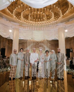 Maia Estianty Instagram - Kemarin, kami saksikan dua jiwa bersatu dalam cinta yang Kau ridhoi. Hari ini, kami hanya memohon pada-Mu, ya Rabb… genggam erat hati @alyssadaguise dan @alghazali7 dalam kesetiaan dan kasih sayang. Jadikan mereka teman sehidup sesurga, hingga akhir waktu.
Jadikan rumah tangga mereka penuh cinta, sakinah, mawaddah, warrahmah. Ampuni segala khilaf mereka, bimbing langkah mereka menuju surga-Mu, Yaa Allah…Aamiin.
Terimakasih untuk semua yang mendoakan pernikahan kedua anak kami… mohon maaf jika kami tidak dapat mengundang semua teman-teman…. Tetap kami memohon doanya… ❤️❤️❤️
Photo by : @derai.studio
#maiaestianty #irwanmussry #alghazali #alyssadaguise #elrumi #duljaelani #keluargaharjonosigit #pernikahan