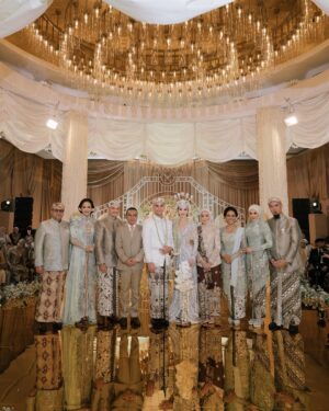 Maia Estianty Instagram - Kemarin, kami saksikan dua jiwa bersatu dalam cinta yang Kau ridhoi. Hari ini, kami hanya memohon pada-Mu, ya Rabb… genggam erat hati @alyssadaguise dan @alghazali7 dalam kesetiaan dan kasih sayang. Jadikan mereka teman sehidup sesurga, hingga akhir waktu.
Jadikan rumah tangga mereka penuh cinta, sakinah, mawaddah, warrahmah. Ampuni segala khilaf mereka, bimbing langkah mereka menuju surga-Mu, Yaa Allah…Aamiin.
Terimakasih untuk semua yang mendoakan pernikahan kedua anak kami… mohon maaf jika kami tidak dapat mengundang semua teman-teman…. Tetap kami memohon doanya… ❤️❤️❤️
Photo by : @derai.studio
#maiaestianty #irwanmussry #alghazali #alyssadaguise #elrumi #duljaelani #keluargaharjonosigit #pernikahan