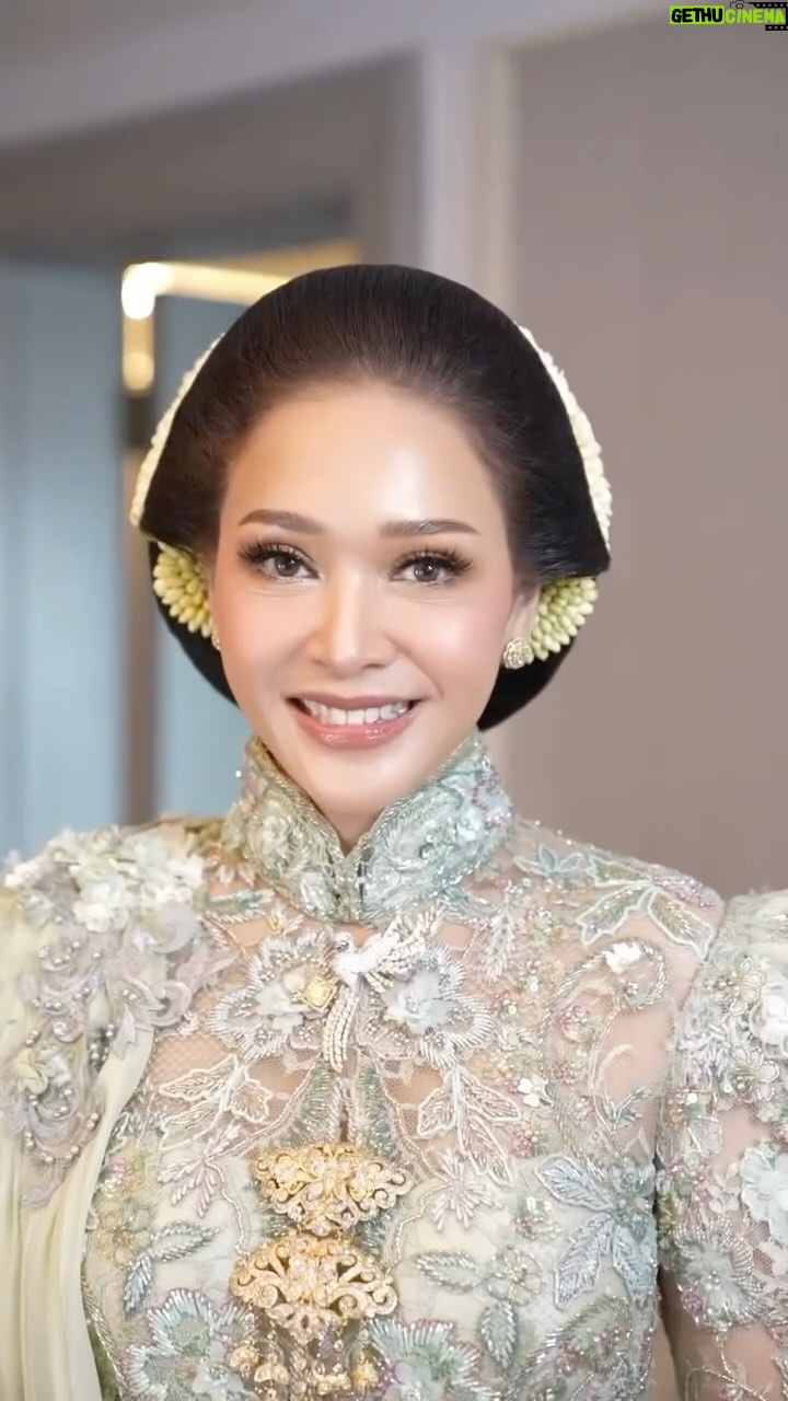 Maia Estianty - 404.8K Likes - Selesai sudah rangkaian acara intimate pernikahan @alghazali7 dan @alyssadaguise … tentunya bahagia karena akhirnya aku punya tambahan anak perempuan …. 

Memakai sanggul buat aku adalah momen langka… dan aku senang memakainya, sebagai orang Jawa… apalagi ditambah dengan riasan yang indah.. juga kebaya modern yang karya nya juga indah…

#mua by @deanmua_ 
#hairdo sanggul by : @asepsupriyanto 
#kebaya by : @anneavantieheart 
#🎥 by : @beril_photo 

#maiaestianty #makeup #persiapan #sanggul #kebaya #pernikahan #semakintuasemakinbahagia